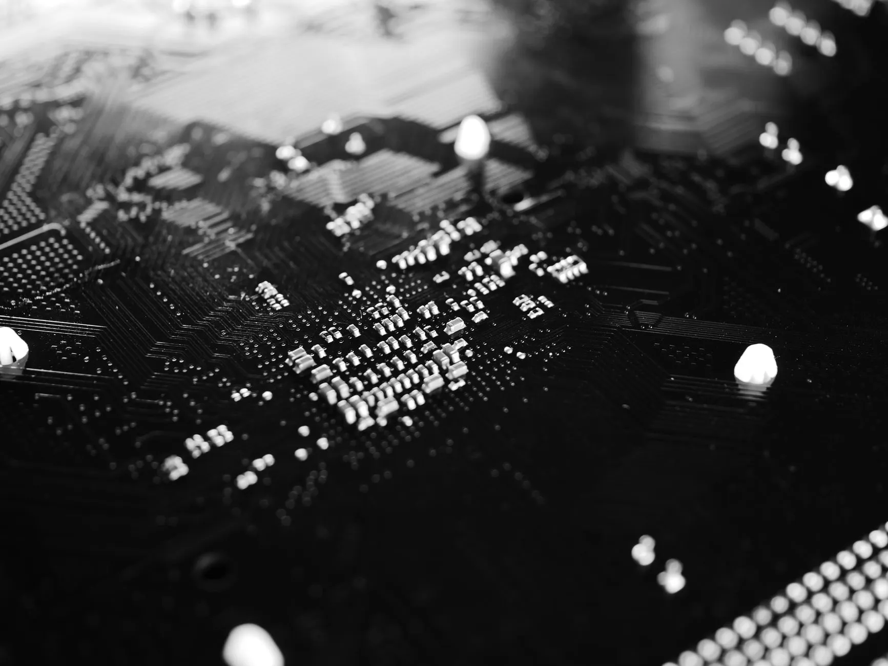 自动化控制设备技术升级：传感器与电子元器件集成应用解析